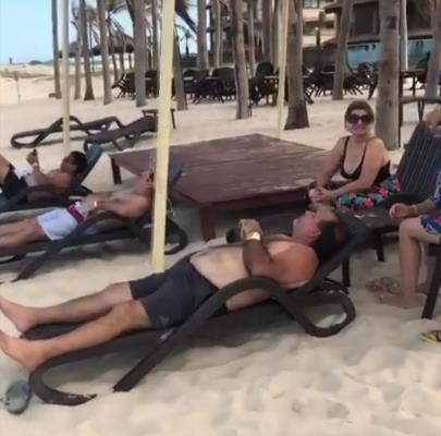 Prefeito de Codajás curte praia em Fortaleza enquanto cidade fica alagada Prefeito de Codajás curte praia em Fortaleza enquanto cidade fica alagada