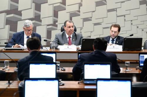 Omar faz CAE convocar Paulo Guedes, homem da economia de Bolsonaro Omar faz CAE convocar Paulo Guedes, homem da economia de Bolsonaro