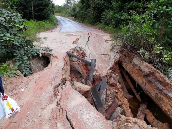Ponte de ramal em Rio Preto desaba e deixa crianças sem aula Ponte de ramal em Rio Preto desaba e deixa crianças sem aula