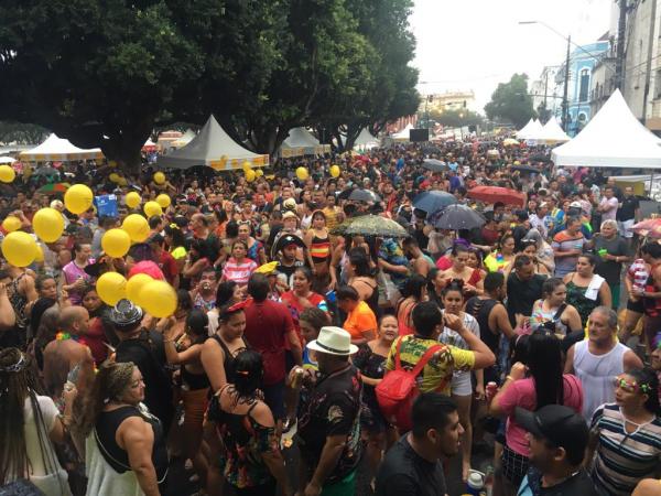 Bandas da Bica e Difusora agitaram sob chuva o Carnaval de Manaus Bandas da Bica e Difusora agitaram sob chuva o Carnaval de Manaus