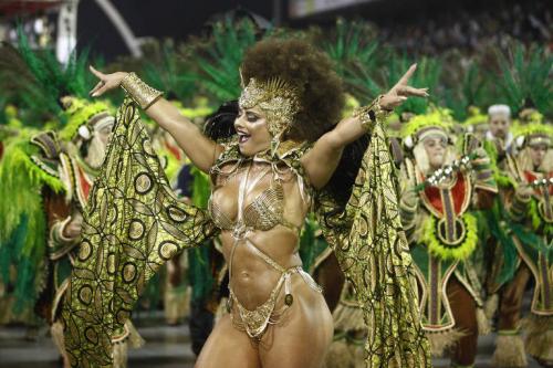 Com black power, Viviane Araújo desfila como princesa do Congo Com black power, Viviane Araújo desfila como princesa do Congo