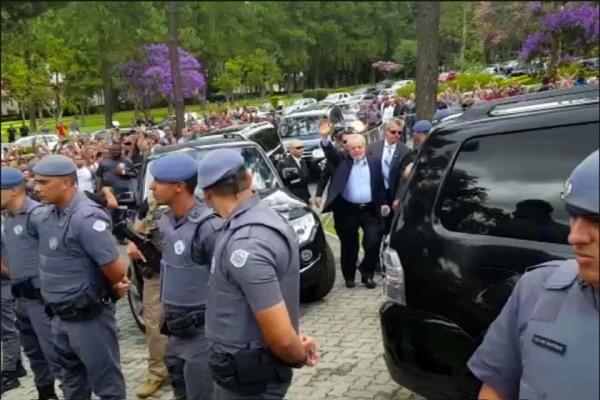 Lula retorna à sede da PF depois de duas horas no velório do neto Lula retorna à sede da PF depois de duas horas no velório do neto