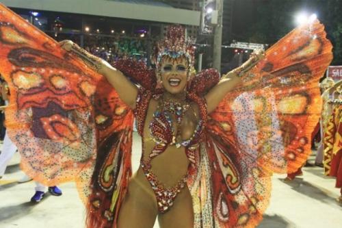 Viviane Araújo leva público ao delírio na Sapucaí Viviane Araújo leva público ao delírio na Sapucaí