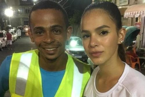 Mototáxi que levou Bruna Marquezine tira sarro e manda recado para Neymar Mototáxi que levou Bruna Marquezine tira sarro e manda recado para Neymar