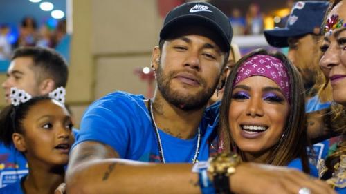 Neymar e Anitta chegam em 'clima de romance' na Sapucaí e são vistos aos beijos Neymar e Anitta chegam em 'clima de romance' na Sapucaí e são vistos aos beijos
