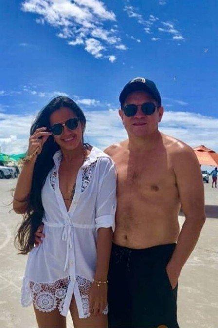 Ximbinha curte praia do Pará com a esposa