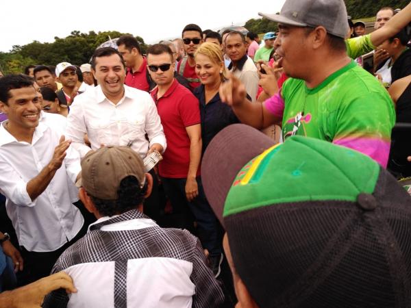 Na chegada a Maués, Wilson é recebido pelas escolas de samba Na chegada a Maués, Wilson é recebido pelas escolas de samba
