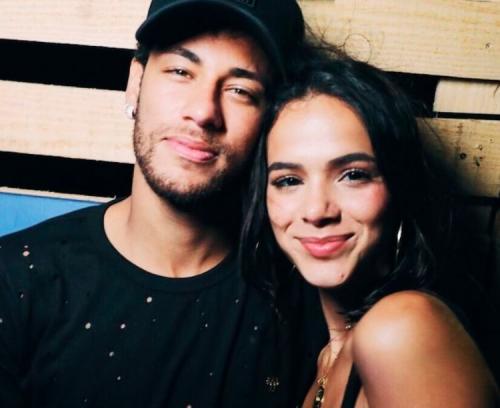 Neymar quebra o silêncio e defende Bruna Marquezine de ataques: 'Eu sei quem você é' Neymar quebra o silêncio e defende Bruna Marquezine de ataques: 'Eu sei quem você é'