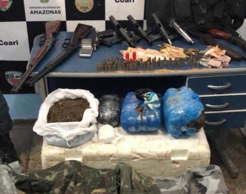 Em Coari, Policias apreendem armas, drogas e lancha de ‘piratas’ Em Coari, Policias apreendem armas, drogas e lancha de ‘piratas’