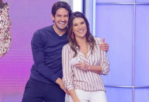 Alexandre Pato faz surpresa para Rebeca Abravanel no 'Roda a Roda' Alexandre Pato faz surpresa para Rebeca Abravanel no 'Roda a Roda'