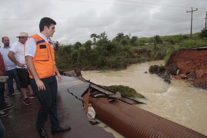 Após estragos da chuva em Belém e municípios, governador visita áreas alagadas