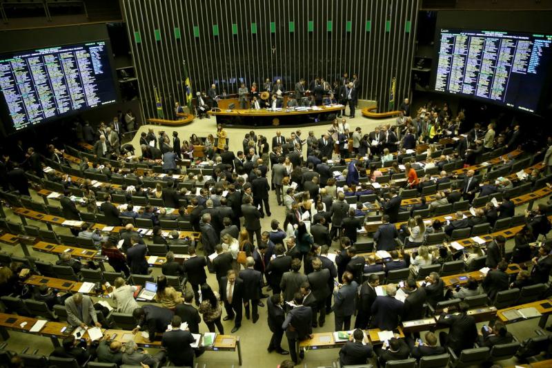 Deputados aprovam PEC que tira poder do Executivo sobre Orçamento Deputados aprovam PEC que tira poder do Executivo sobre Orçamento