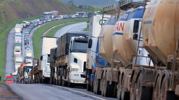 Caminhoneiros ameaçam iniciar greve nacional neste sábado (30) Caminhoneiros ameaçam iniciar greve nacional neste sábado (30)