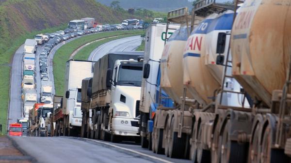 Caminhoneiros ameaçam iniciar greve nacional neste sábado (30)