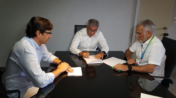 Seinfra e Eletrobras assinam termo de cooperação técnica para afastar rede elétrica na AM-070 Seinfra e Eletrobras assinam termo de cooperação técnica para afastar rede elétrica na AM-070