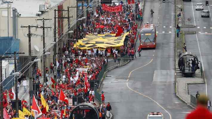 Manifestações marcam um ano da prisão de Lula