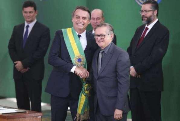 Bolsonaro demite Vélez do Ministério da Educação Bolsonaro demite Vélez do Ministério da Educação