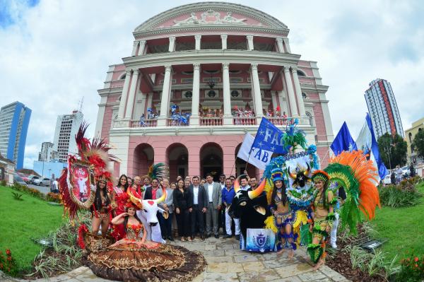 Bumbás Caprichoso e Garantido recebem apoio do Governo do Amazonas e Coca-Cola Bumbás Caprichoso e Garantido recebem apoio do Governo do Amazonas e Coca-Cola