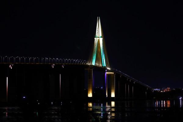 Ponte Rio Negro é iluminada de verde em alusão aos 371 anos do Exército Brasileiro Ponte Rio Negro é iluminada de verde em alusão aos 371 anos do Exército Brasileiro