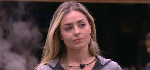 Paula fica em silêncio ao entrar em delegacia para depor sobre intolerância religiosa Paula fica em silêncio ao entrar em delegacia para depor sobre intolerância religiosa