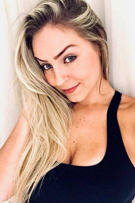 Campeã do 'BBB 19', Paula é proibida pela família de dar entrevistas Campeã do 'BBB 19', Paula é proibida pela família de dar entrevistas