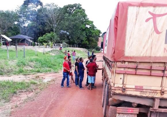 Após desentendimento com Ibama, índios cobram pedágio na Transamazônica Após desentendimento com Ibama, índios cobram pedágio na Transamazônica