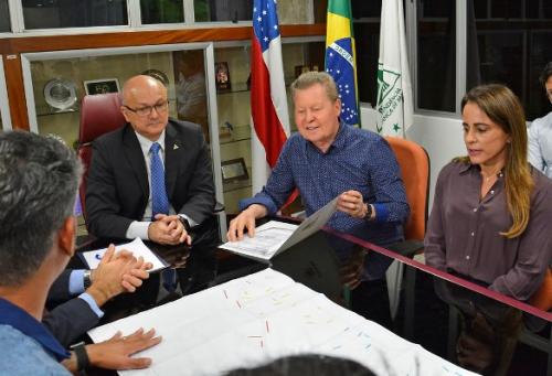 Arthur Neto entrega à Suframa projeto para recuperação do Distrito Industrial Arthur Neto entrega à Suframa projeto para recuperação do Distrito Industrial