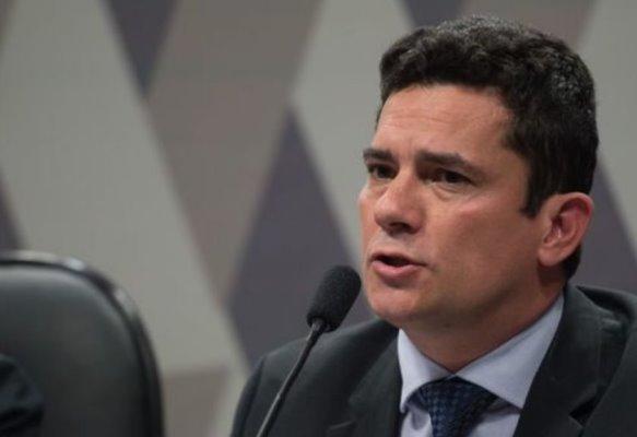 Sabotado e em fogo cruzado, Moro cogita pedir demissão, diz site Sabotado e em fogo cruzado, Moro cogita pedir demissão, diz site