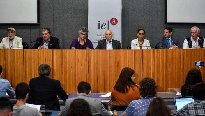Em encontro inédito, ex-ministros do Meio Ambiente alertam sobre 'desmonte ambiental' Em encontro inédito, ex-ministros do Meio Ambiente alertam sobre 'desmonte ambiental'
