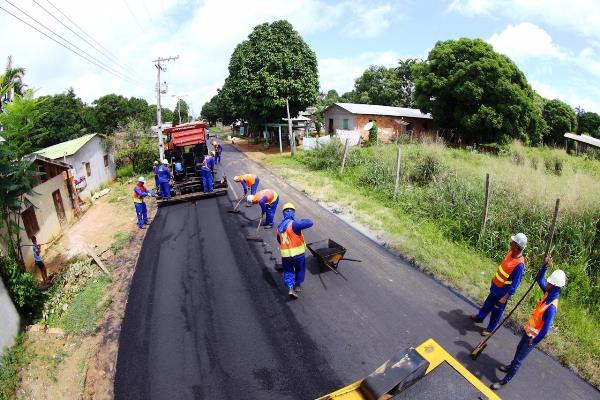Novo Airão recebe obras de asfaltamento em mais de 60 ruas Novo Airão recebe obras de asfaltamento em mais de 60 ruas