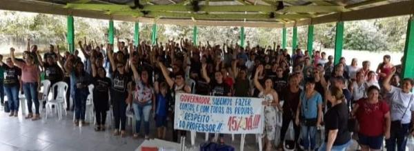 Professores repudiam 'viés político' e afirmam que Wilson não quer fim da greve Professores repudiam 'viés político' e afirmam que Wilson não quer fim da greve