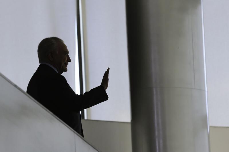 Por unanimidade, ministros do STJ decidem soltar Temer Por unanimidade, ministros do STJ decidem soltar Temer