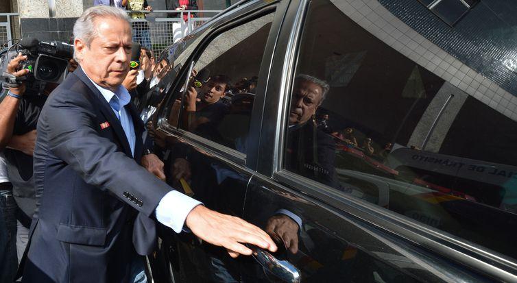Dirceu deve se entregar à PF nesta sexta (17) Dirceu deve se entregar à PF nesta sexta (17)