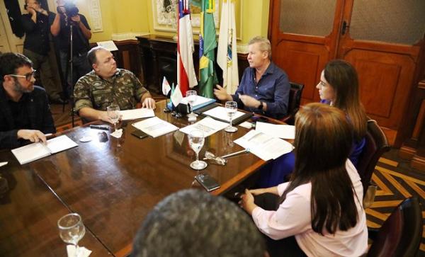 Arthur recebe general Pazuello para tratar sobre ação humanitária a venezuelanos Arthur recebe general Pazuello para tratar sobre ação humanitária a venezuelanos