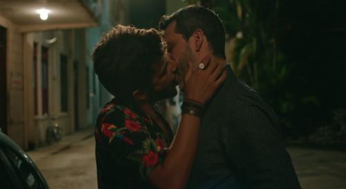 Globo exibe beijo gay em 'Sob Pressão' e movimenta web Globo exibe beijo gay em 'Sob Pressão' e movimenta web
