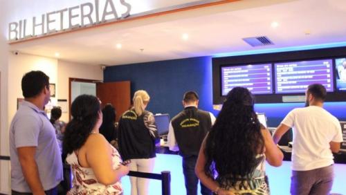 Cinemas de Manaus são notificados por cobrança de taxa extra pela internet Cinemas de Manaus são notificados por cobrança de taxa extra pela internet
