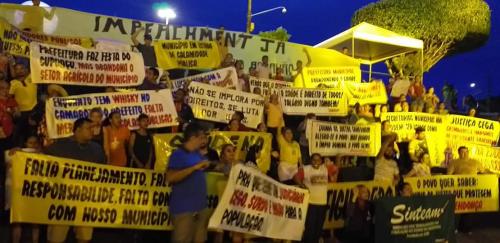 Na Festa do Cupuaçu, população de Figueiredo pede cassação do prefeito Na Festa do Cupuaçu, população de Figueiredo pede cassação do prefeito