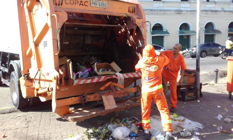 Após dois dias de caos, lixo volta a ser recolhido das ruas de Belém  