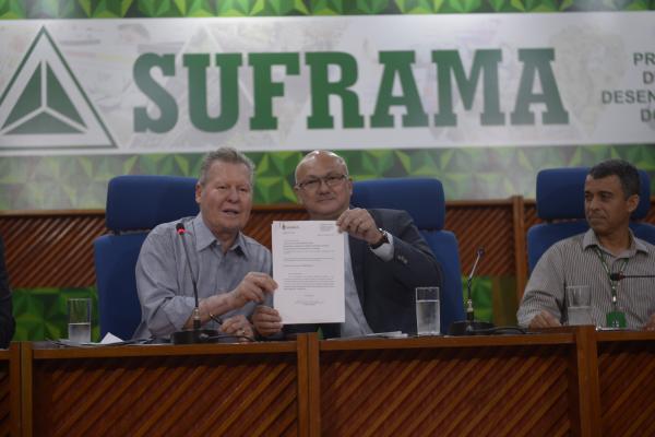 Prefeito entrega à Suframa documentos do último lote de obras do Distrito Industrial Prefeito entrega à Suframa documentos do último lote de obras do Distrito Industrial
