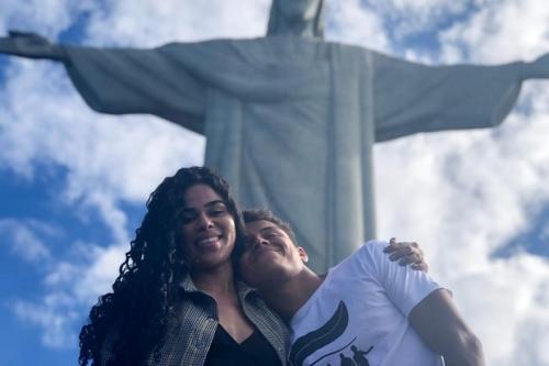 Ex-BBBs Danrley e Elana visitam o Cristo Redentor pela primeira vez Ex-BBBs Danrley e Elana visitam o Cristo Redentor pela primeira vez