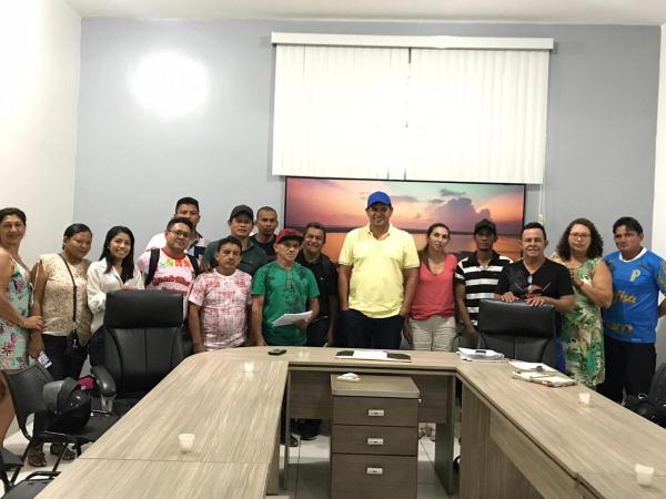 Prefeito de Parintins reúne com Quadrilhas e Bois Mirins para definir detalhes do Festival Folclórico Prefeito de Parintins reúne com Quadrilhas e Bois Mirins para definir detalhes do Festival Folclórico