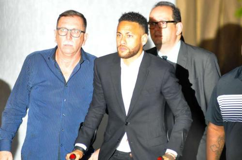 Neymar chorou em depoimento e diz que usou camisinha, diz TV Neymar chorou em depoimento e diz que usou camisinha, diz TV