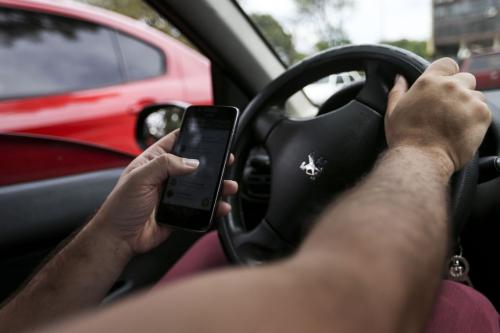 Um em cada cinco brasileiros usa o celular enquanto dirige Um em cada cinco brasileiros usa o celular enquanto dirige