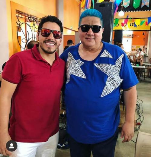 Levantadores de toadas de Garantido e Caprichoso posam juntos Levantadores de toadas de Garantido e Caprichoso posam juntos