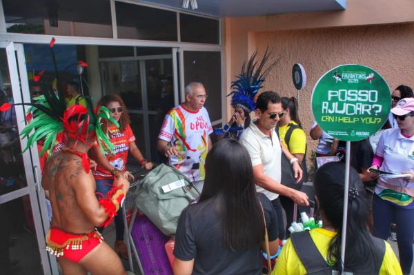 Turistas são recebidos em Parintins com pocket show de boi-bumbá Turistas são recebidos em Parintins com pocket show de boi-bumbá