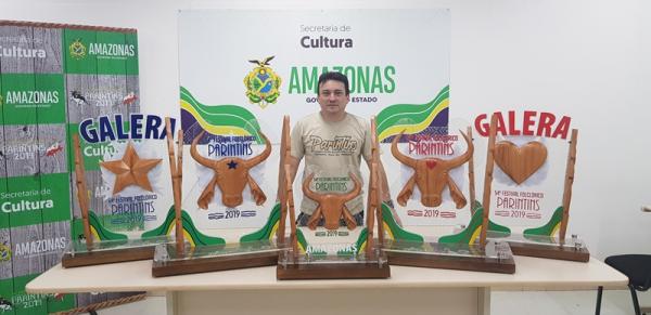 Troféus do bumbá vencedor foram criados com elementos regionais Troféus do bumbá vencedor foram criados com elementos regionais