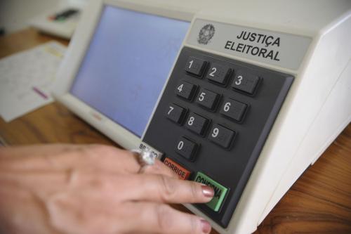 TSE vai comprar 180 mil urnas eletrônicas para eleições de 2020 TSE vai comprar 180 mil urnas eletrônicas para eleições de 2020
