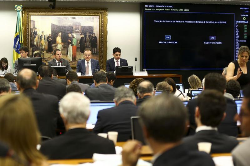 Comissão aprova texto-base da reforma da Previdência Comissão aprova texto-base da reforma da Previdência