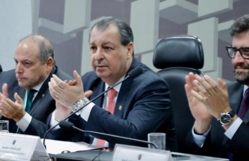 Pressão da bancada faz Guedes suspender portaria contra setor de Informática Pressão da bancada faz Guedes suspender portaria contra setor de Informática