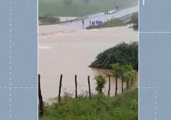Barragem rompe, atinge povoado e ameaça mais duas cidades na Bahia Barragem rompe, atinge povoado e ameaça mais duas cidades na Bahia